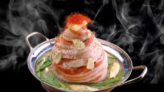 家族で囲もう！ にんにく＆バターのせ 悪魔の肉マウンテン鍋
