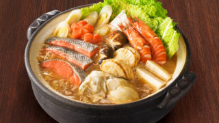 食の記念日「鮭の日」と絡めた わくわく鍋！もちもち食材も入れて 楽しむ石狩鍋