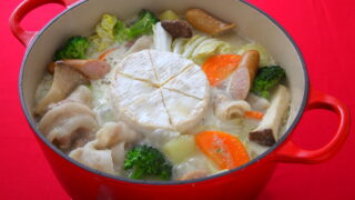 しゃぶしゃぶ食材もつつきながら！ カマンベールチーズごま豆乳鍋