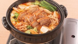 旨辛シリーズ❹ 厚切り肉を焼いて！ 香ばしキムチチゲ