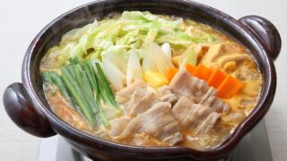 春の味覚を楽しむ！ キャベツ１／２個使用した 味噌バター鍋