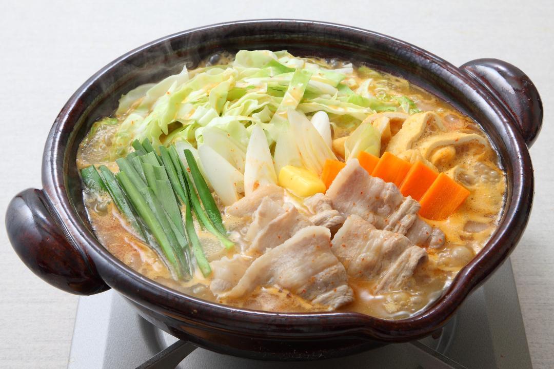 春の味覚を楽しむ！ キャベツ１／２個使用した 味噌バター鍋